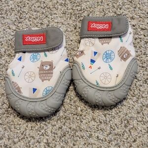 Nuby Chew Mittens And Muslin Bibs